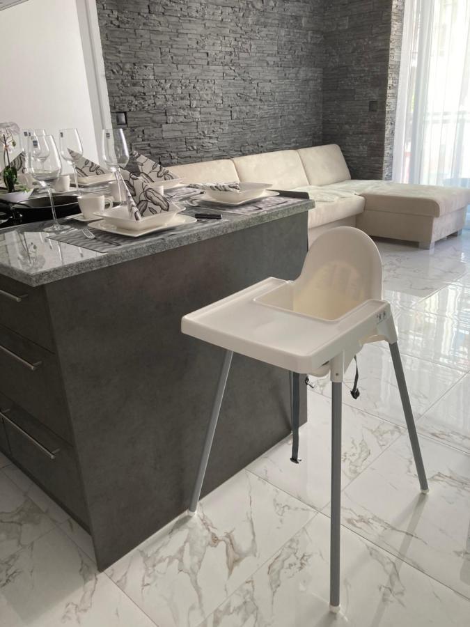 Swiss Luxury Apartment Mosonmagyaróvár Eksteriør billede