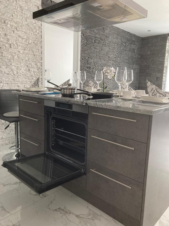 Swiss Luxury Apartment Mosonmagyaróvár Eksteriør billede